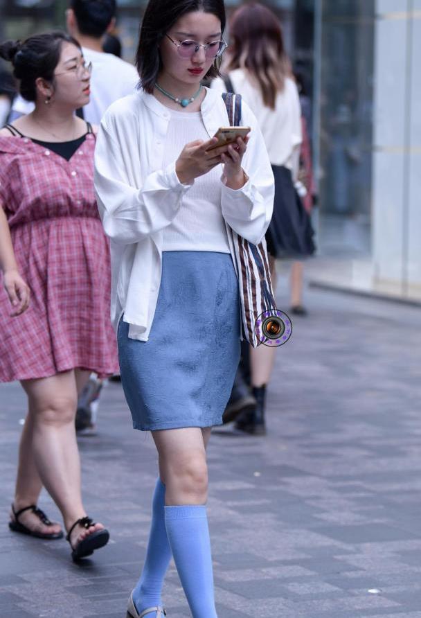 秋天,美女用蓝色长筒袜搭配蓝色半身裙,表达自己的审美眼光|长筒袜