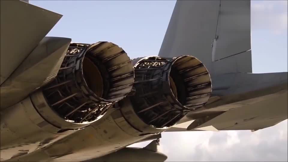 实拍f-15战斗机引擎喷口缩圈特写