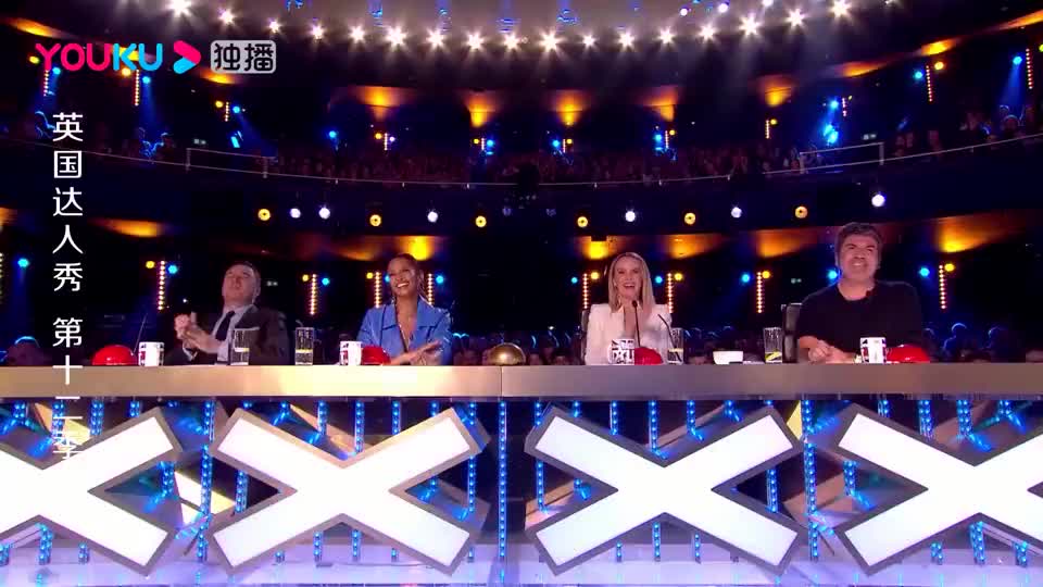 英国达人秀:"失声"小伙说单口喜剧逗乐全场,评委赞叹自愧不如