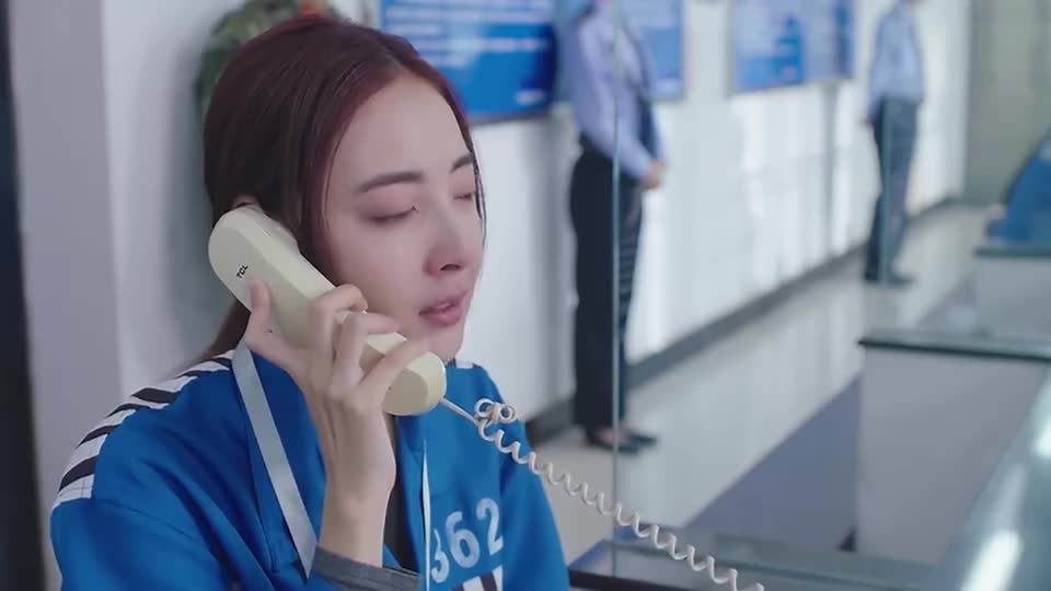一粒红尘:没想到再次和闺蜜见面是在牢里,小姑娘太难受了