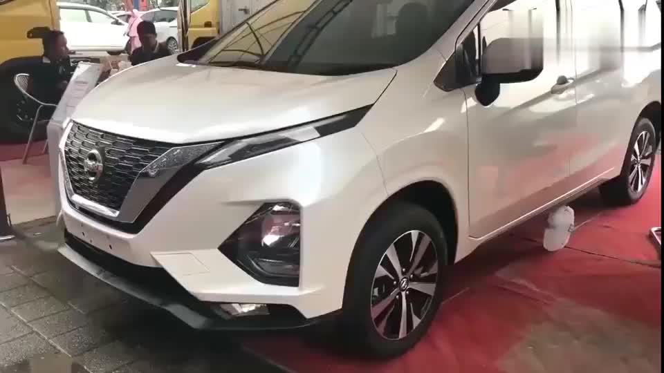 新款日产骊威七座车正在舞台上, 近距离观察内部空间, 心动了吗