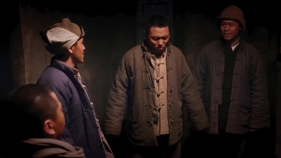 区小队:刘大强让区小队的同志打好关系,以后一起打日军!