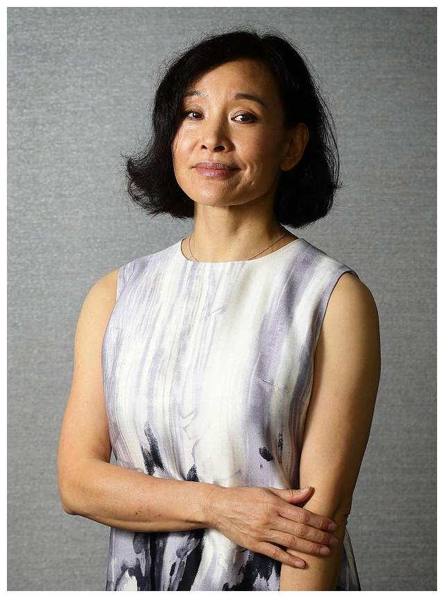 母亲除夕夜自杀,父亲唐国强转身娶英国血统娇妻,唐莉现在怎样?