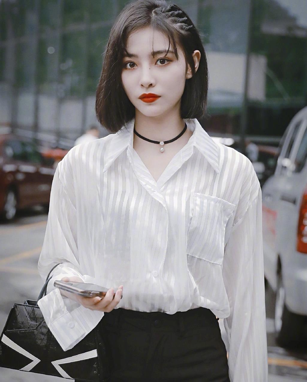 许佳琪最新造型来袭,穿白色衬衫配紧身,明艳大美人太a了