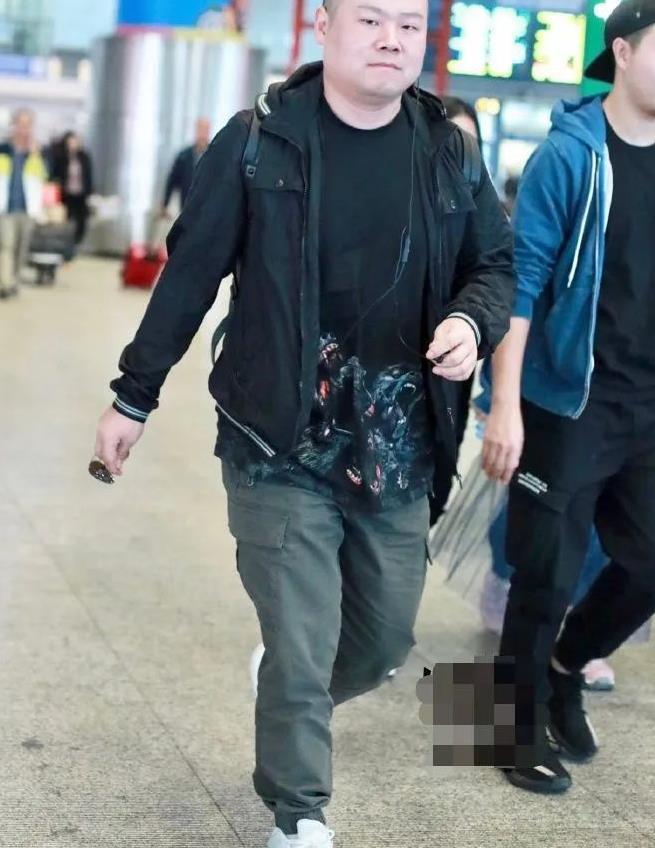 岳云鹏时髦起来不一般休闲外套搭潮款牛仔裤大佬派头十足