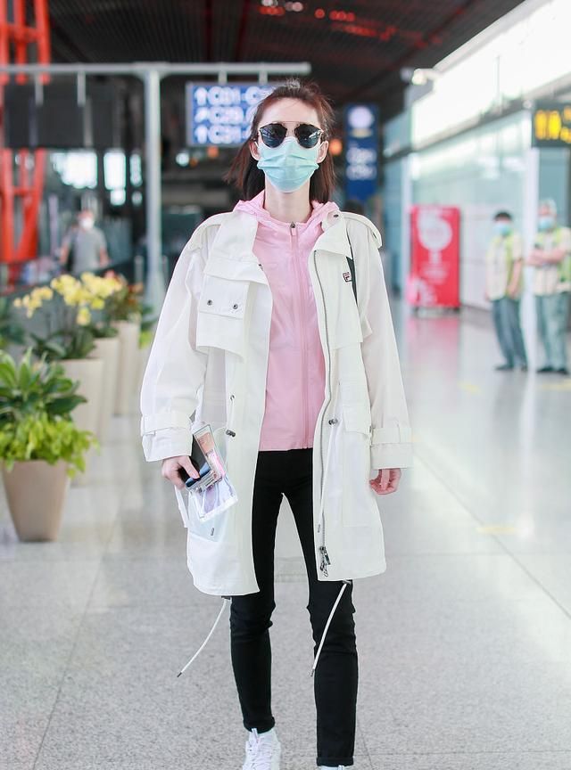 王丽坤街拍:fila派克大衣铅笔裤 dior墨镜老爹鞋清新帅气