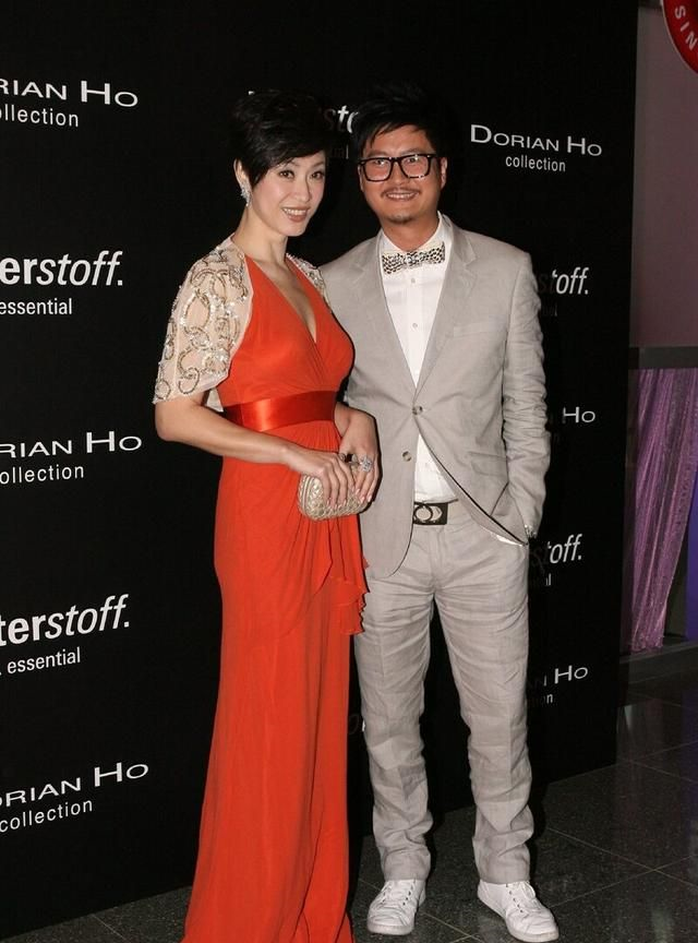 短发女神陈法蓉抹胸裙配小外套复古雅致立体身材很吸睛