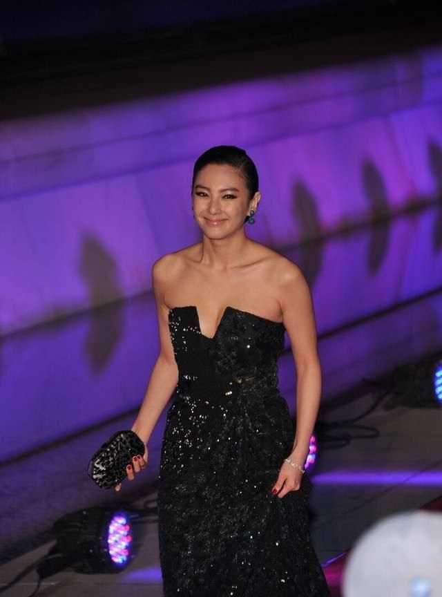 34岁张雨绮太火辣,穿黑色抹胸裙配优雅盘发,丰润身材让人着迷