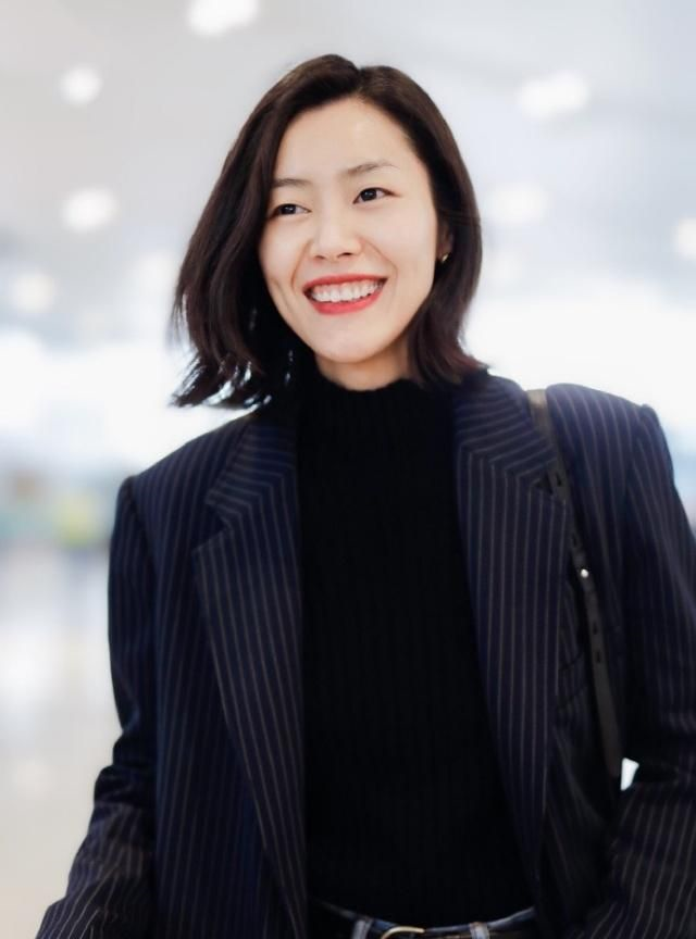 31岁刘雯真帅西装配烂大街牛仔裤把机场当t台不愧是超模