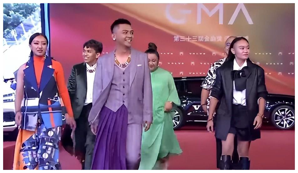 7月最土的三大红毯!鸡毛装、披床单、野猪造型,土得我笑出猪叫休闲区蓝鸢梦想 - Www.slyday.coM 7月最土的三大红毯!鸡毛装、披床单、野猪造型,土得我笑出猪叫休闲区蓝鸢梦想 - Www.slyday.coM