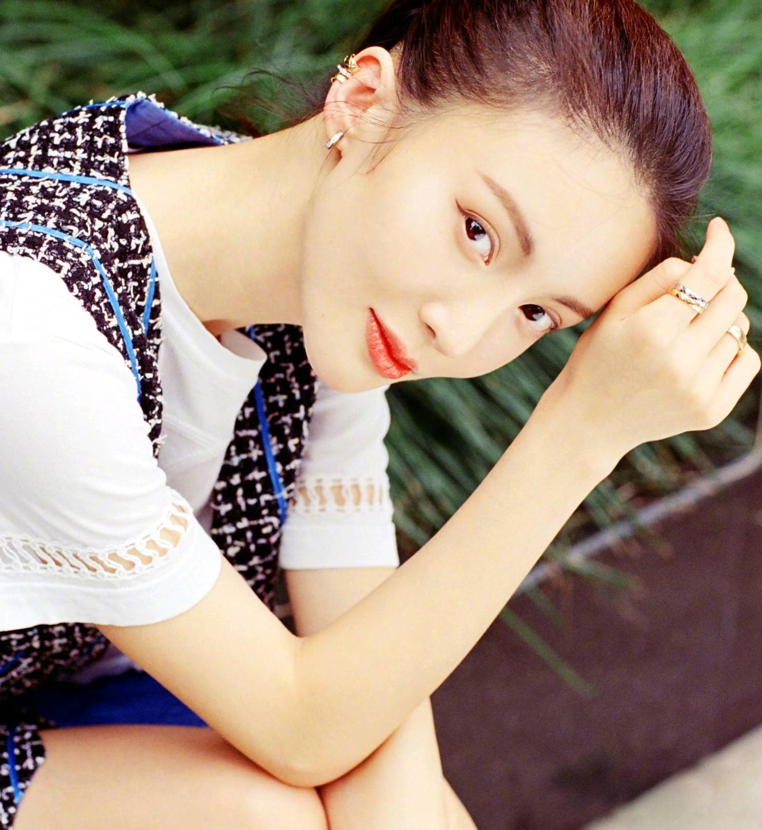 美女金晨,白净的皮肤,身材高大,精力充沛,好似山猫一样美丽