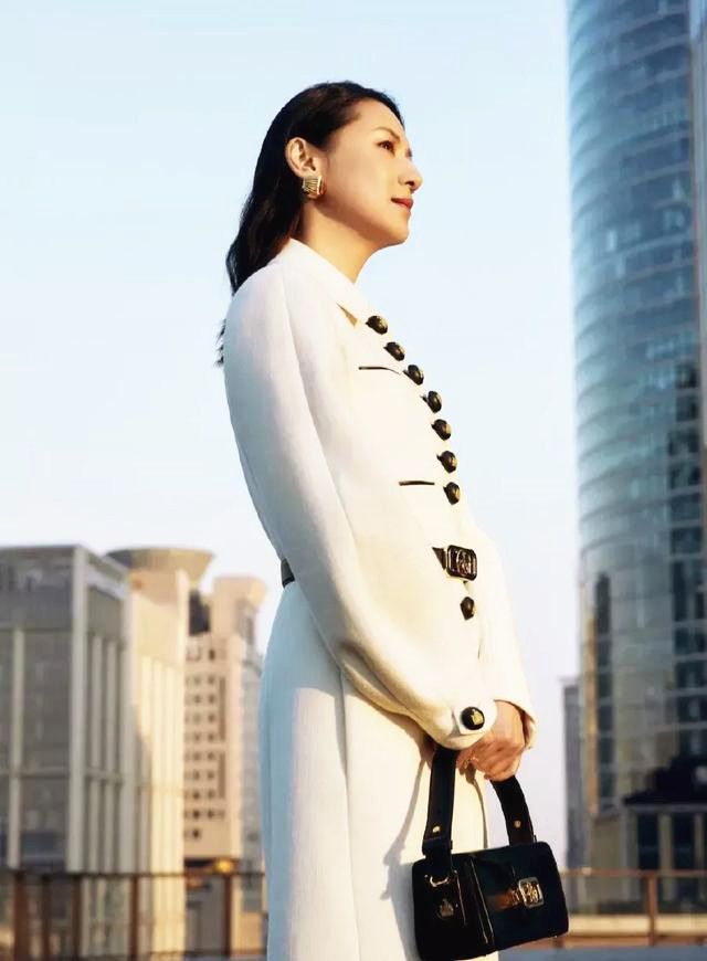 51岁王津元好年轻深蓝短裙身材太骨感从顶流主持人到百亿阔太