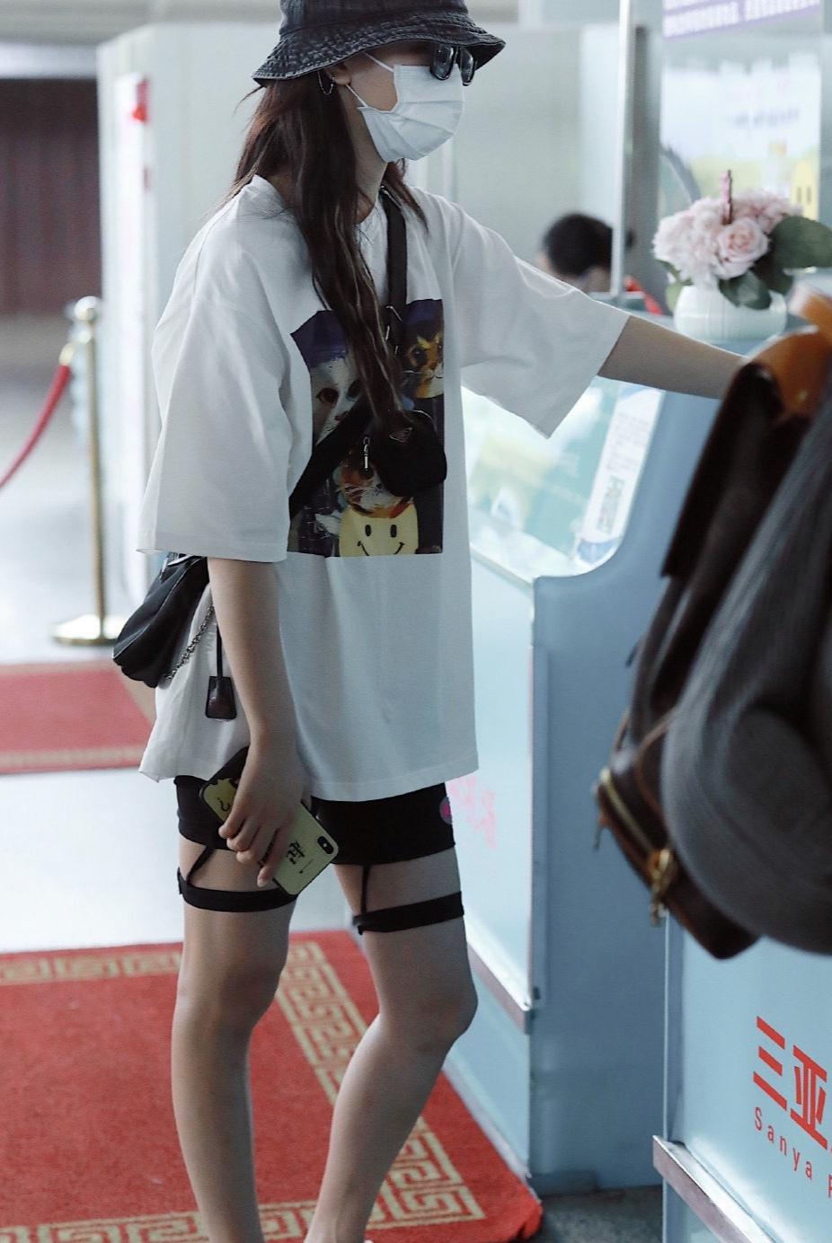 杨超越私服街拍look甜美俏皮少女感爆棚