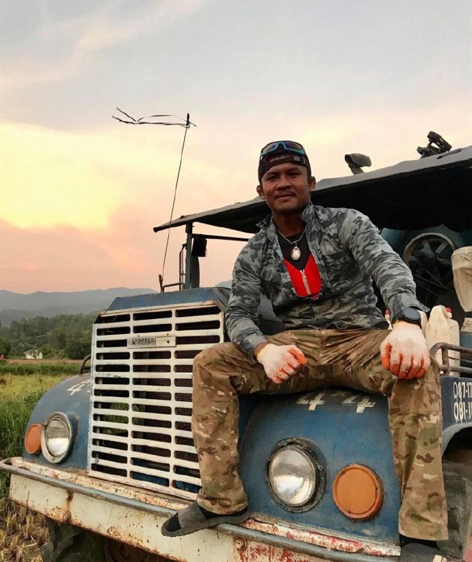 播求一身迷彩装收割稻子,照片拍出了末世机甲风