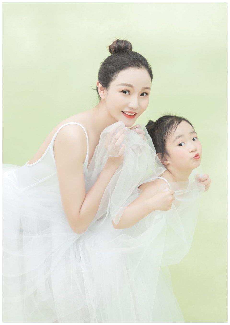 世界冠军与女儿拍亲子照!同穿纱裙太温馨,与姐姐水下跳舞火出圈|无价