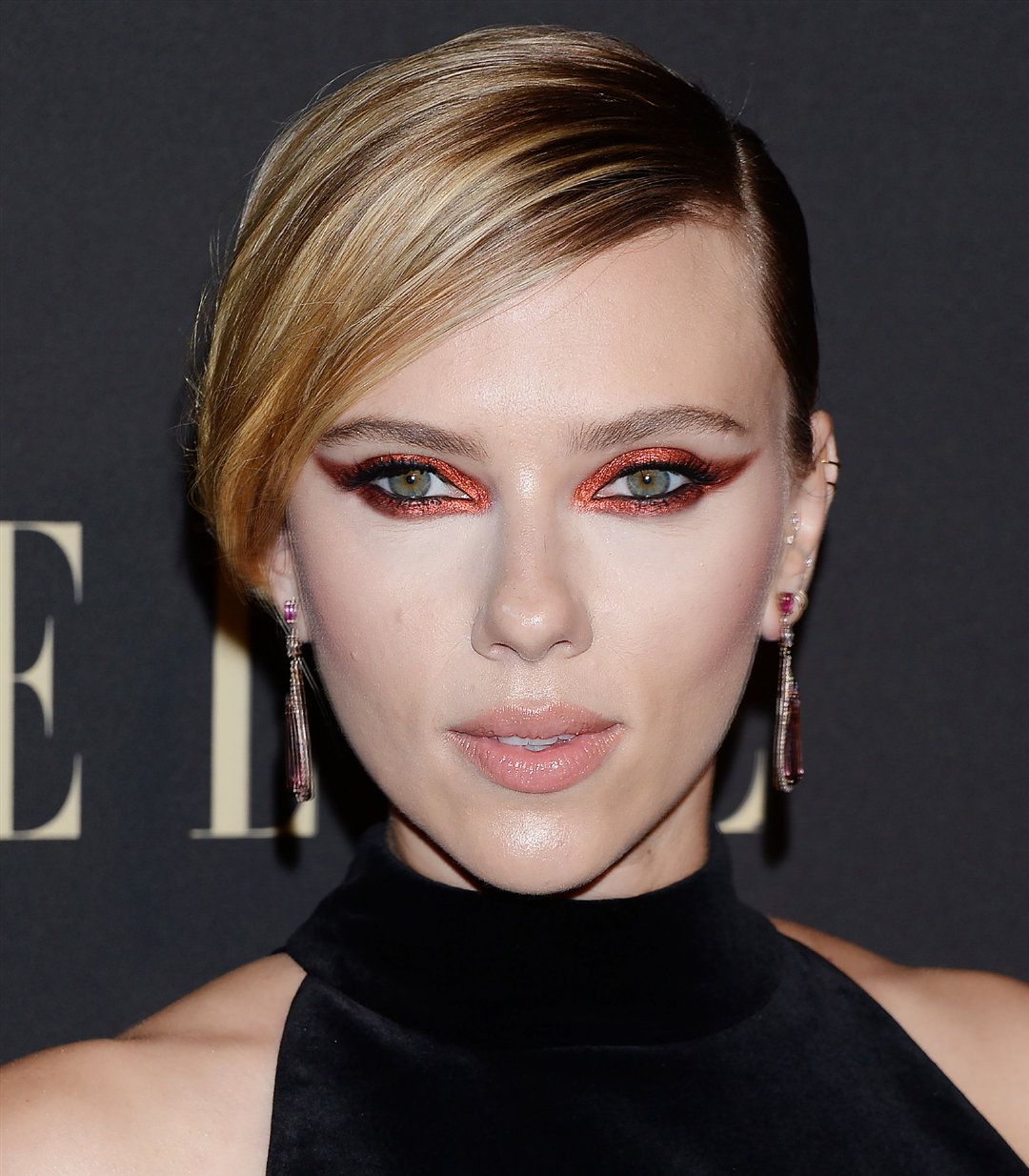 斯嘉丽约翰逊出席好莱坞女性盛典,红金凤尾眼影是女王特别妆容吗