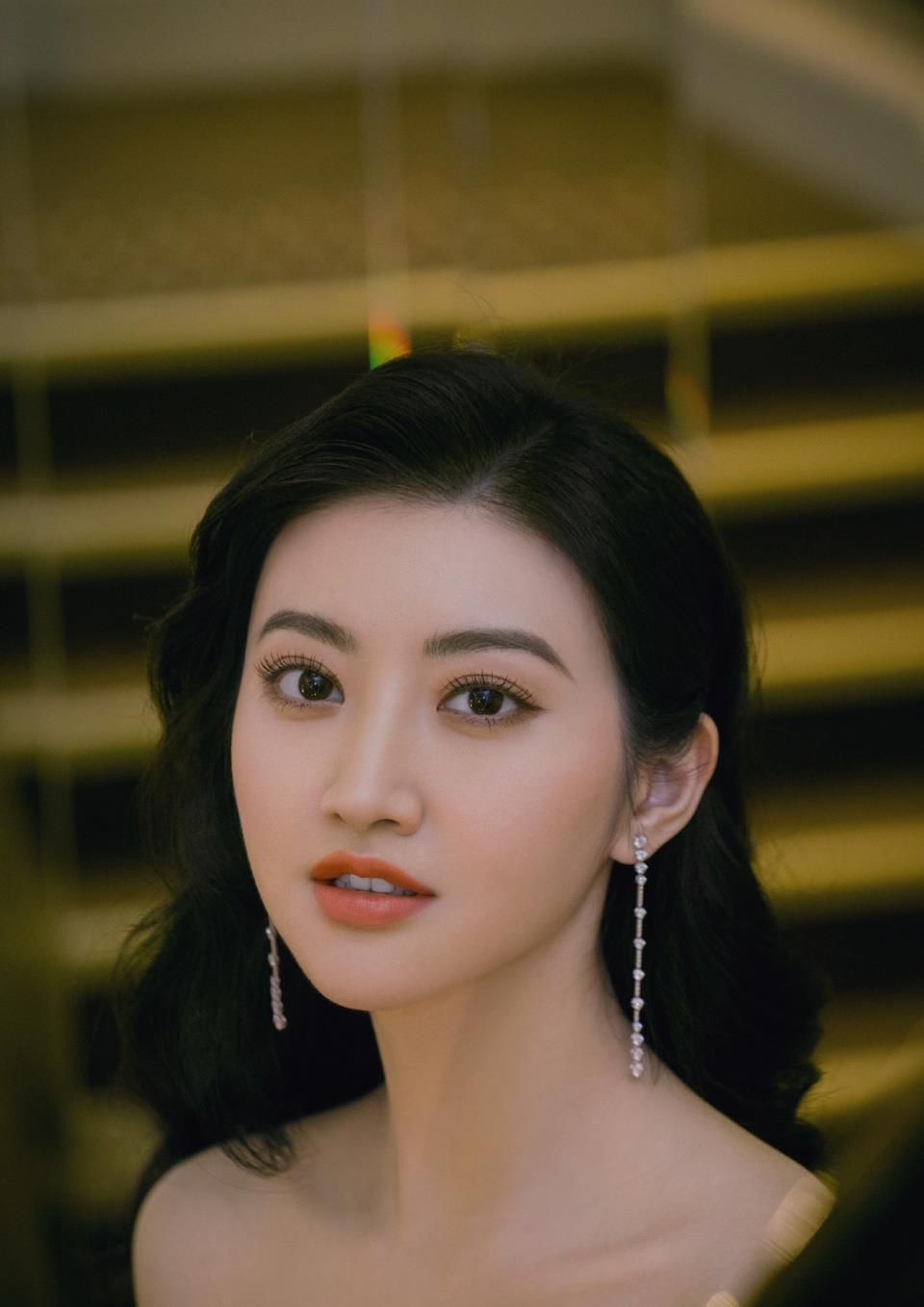 景甜拥有好身材真任性!身穿墨绿色连衣裙搭配高跟鞋,优雅又大气