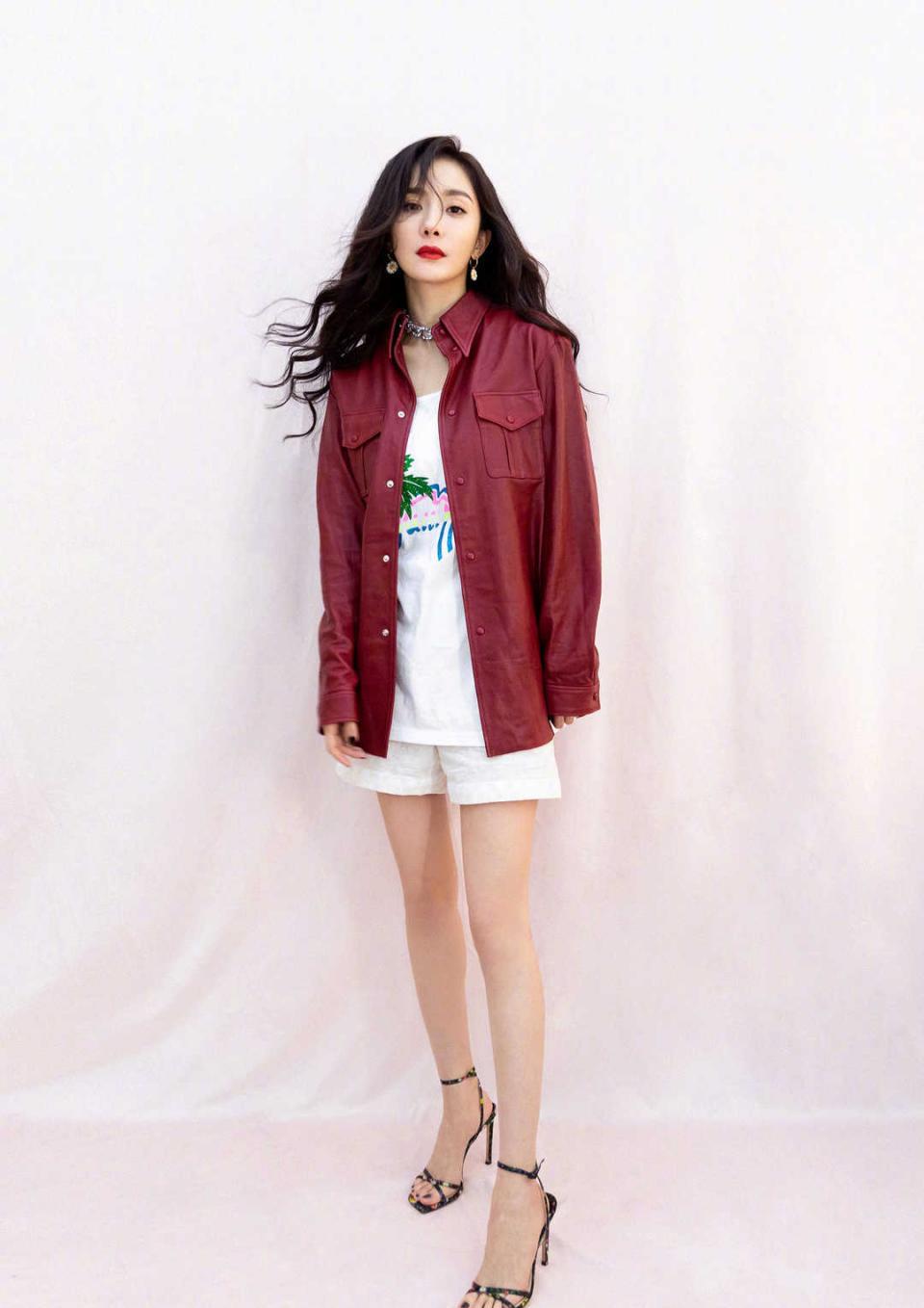 杨幂终于不走少女风,穿酒红色皮衣亮相精致摩登,成熟稳重有魅力