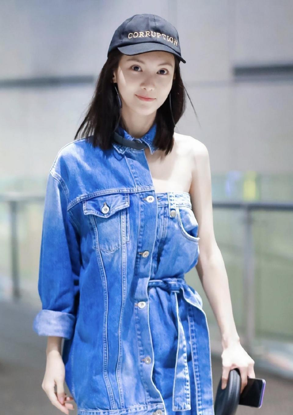 金晨穿搭太个性了牛仔连衣裙一半休闲一半性感时髦又吸睛