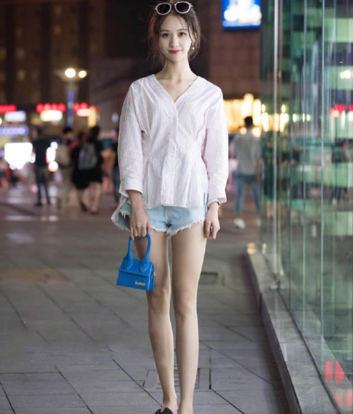 穿超短裤的小姐姐,腿型完美,显得格外有气质