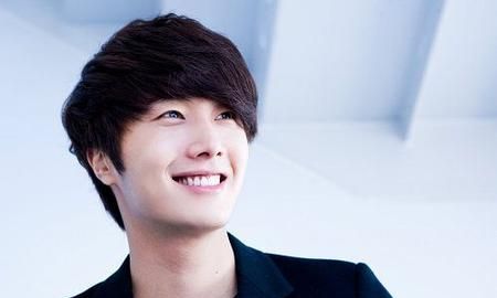 丁一宇聪敏有风度,有着很干净的笑容,性格真实善良,信任坦诚!