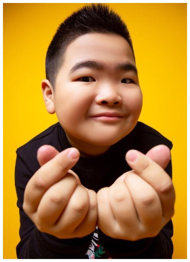 因太闹腾被赵本山一眼看中的"谢腾飞",爆红后却因笑声被骂?