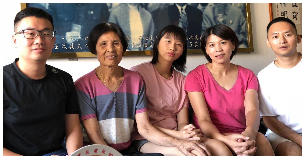 而且凭借着家庭优势,只要她一放假回到福建石狮的老家,外婆苏彩霞每天