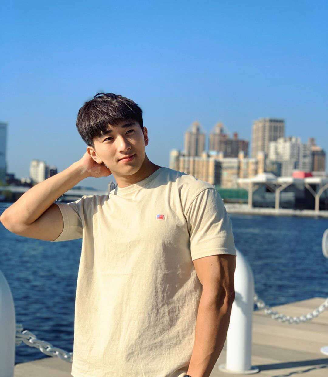 阳光男孩的肌肉身躯:麒麟臂爆筋,胸肌饱满,腹肌和人