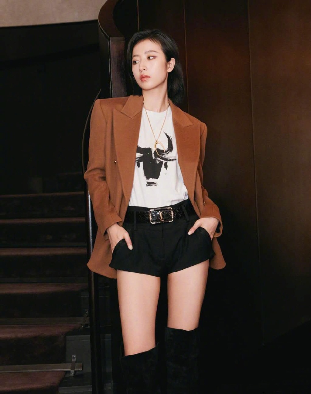周雨彤身穿栗色西装搭配黑色短裤,美飒十足!利落短发更显时尚