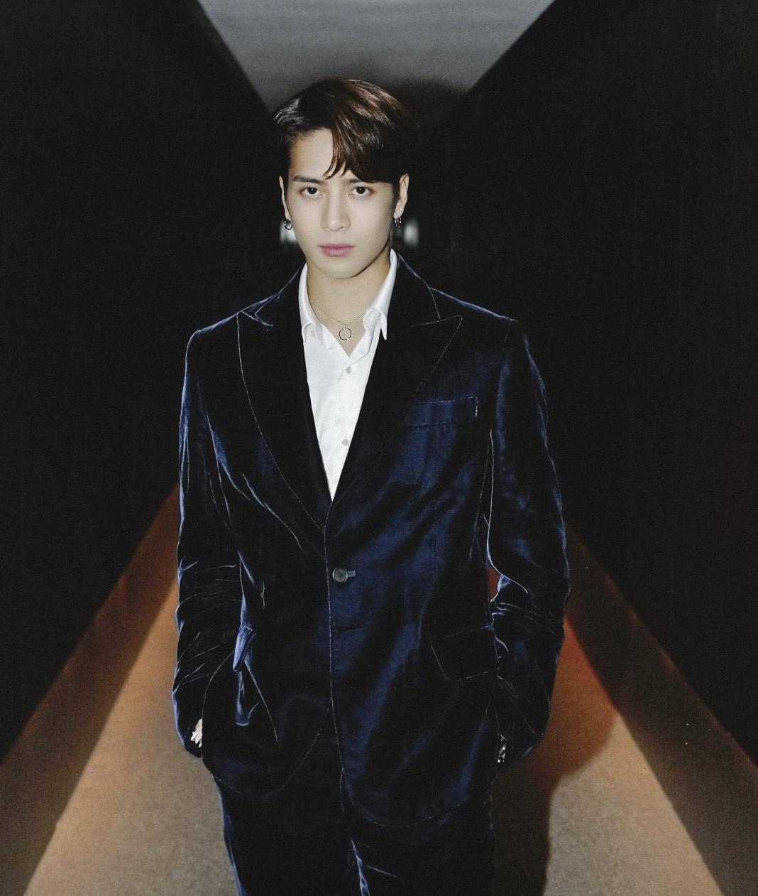 软萌烟嗓王嘉尔,唱跳全能样样精通,撞色造型完美驾驭__财经头条