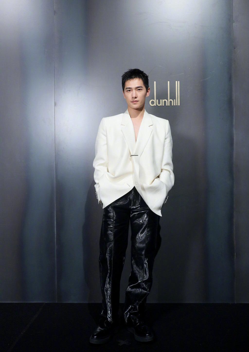 杨洋难掩舞蹈功底西装皮裤挺拔有型似硬汉风度迷倒众少女