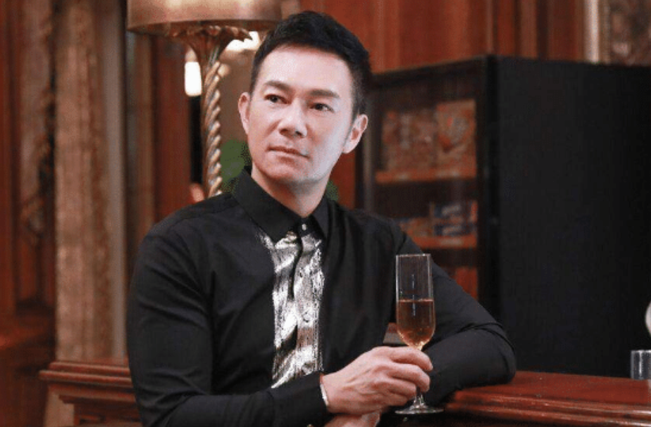 在香港tvb工作19年未火,一来内地就大红大紫,如今身价过亿