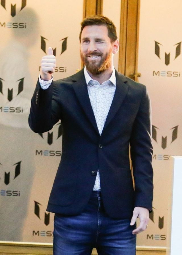 里奥·梅西穿西装配牛仔裤演绎混搭风 留络腮胡彰显满满男人味_高清