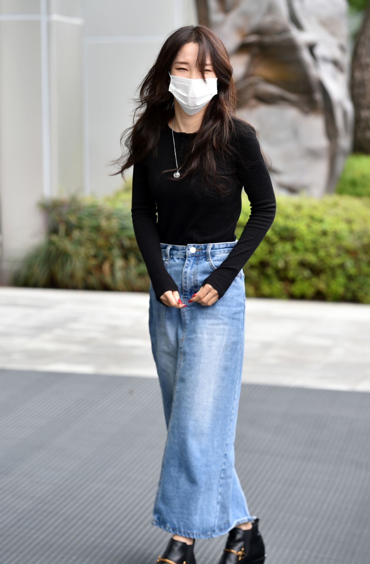 全智允穿黑色针织衫瘦得抢镜,牛仔半裙把身材比例勾勒得更完美