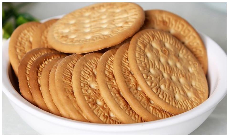 早茶饼干烘烤时注意饼干色泽不宜过焦这样吃起来才会松脆香甜