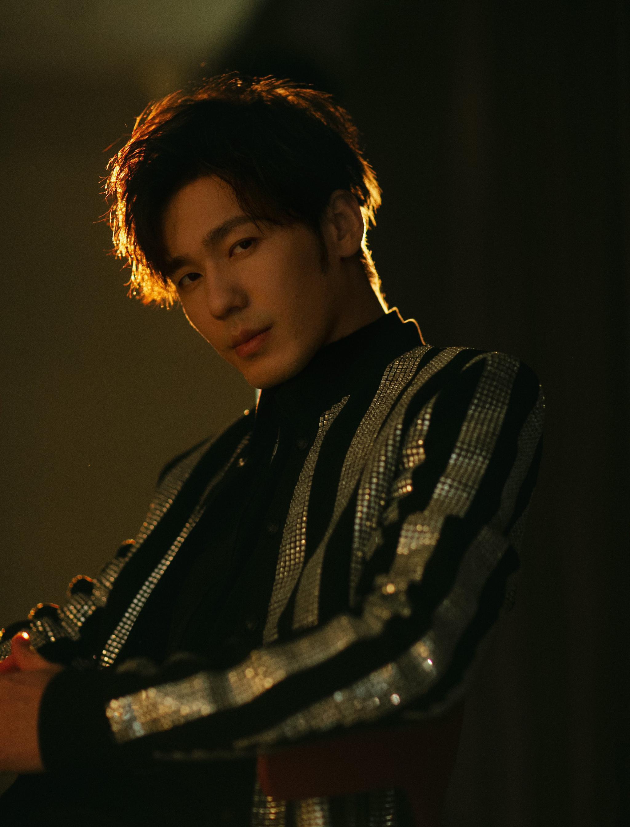 白宇受邀湖南卫视五四晚会 天台高歌诠释坚定青春