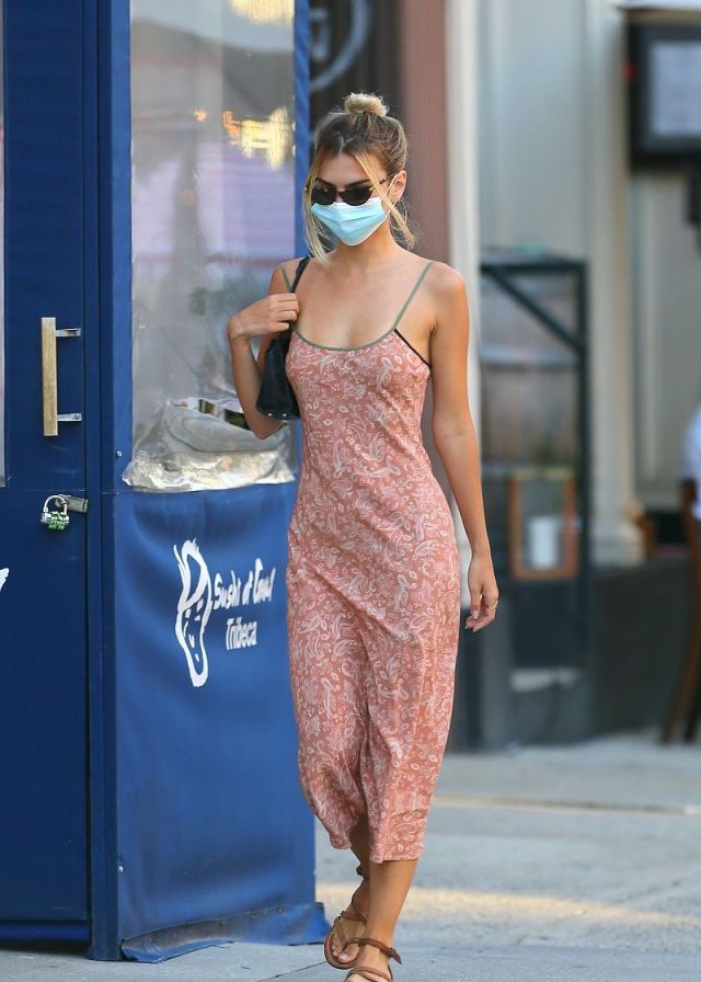 明星街拍:清爽夏日 腰果花吊带裙