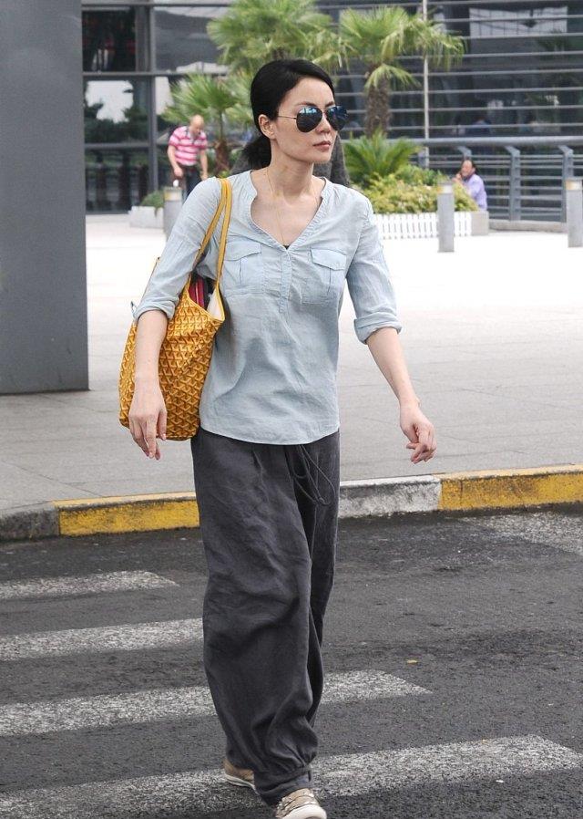 王菲的时尚太难懂!蓝衬衣配灯笼裤背黄色编织包,大妈范十足