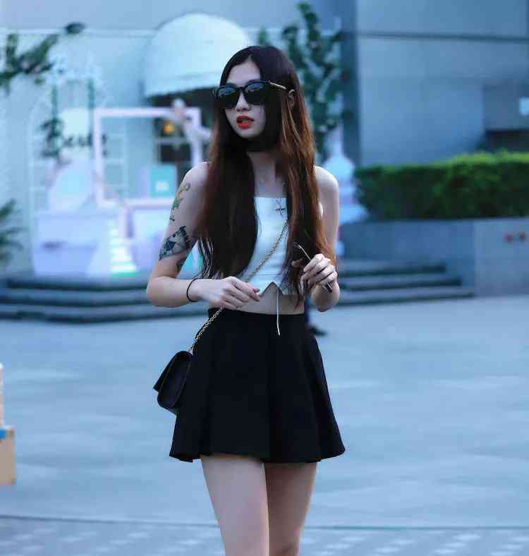 任达华老婆好任性穿绿色超短裙露大腿这身材我酸了