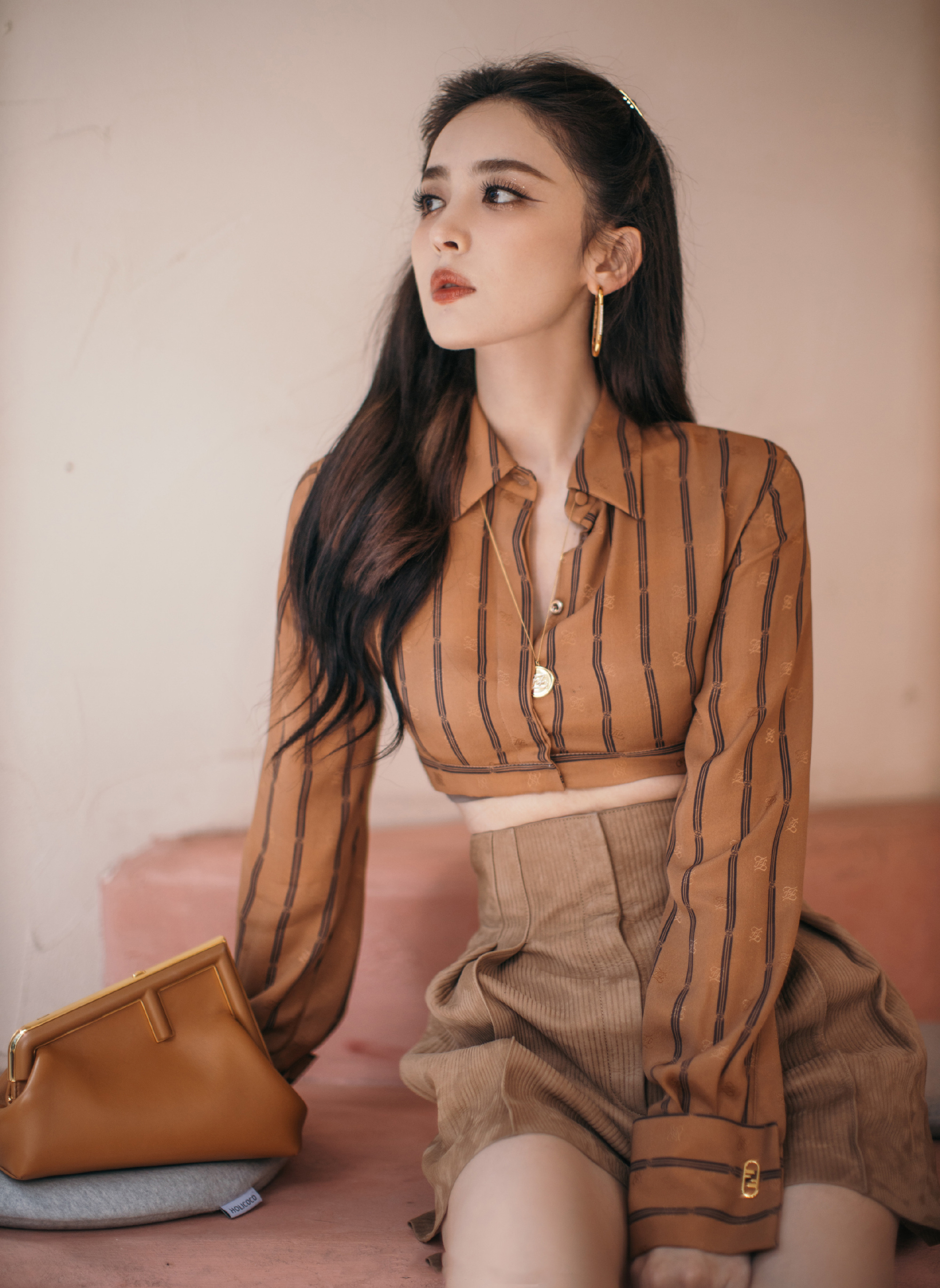 古力娜扎出席品牌活动,身着枫糖色短款条纹衬衫搭配咖色短裤