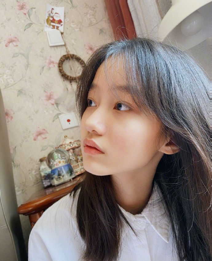 赵薇女儿"纪姿含"长成小姑娘了,是否还能想起自己的初恋女孩呢