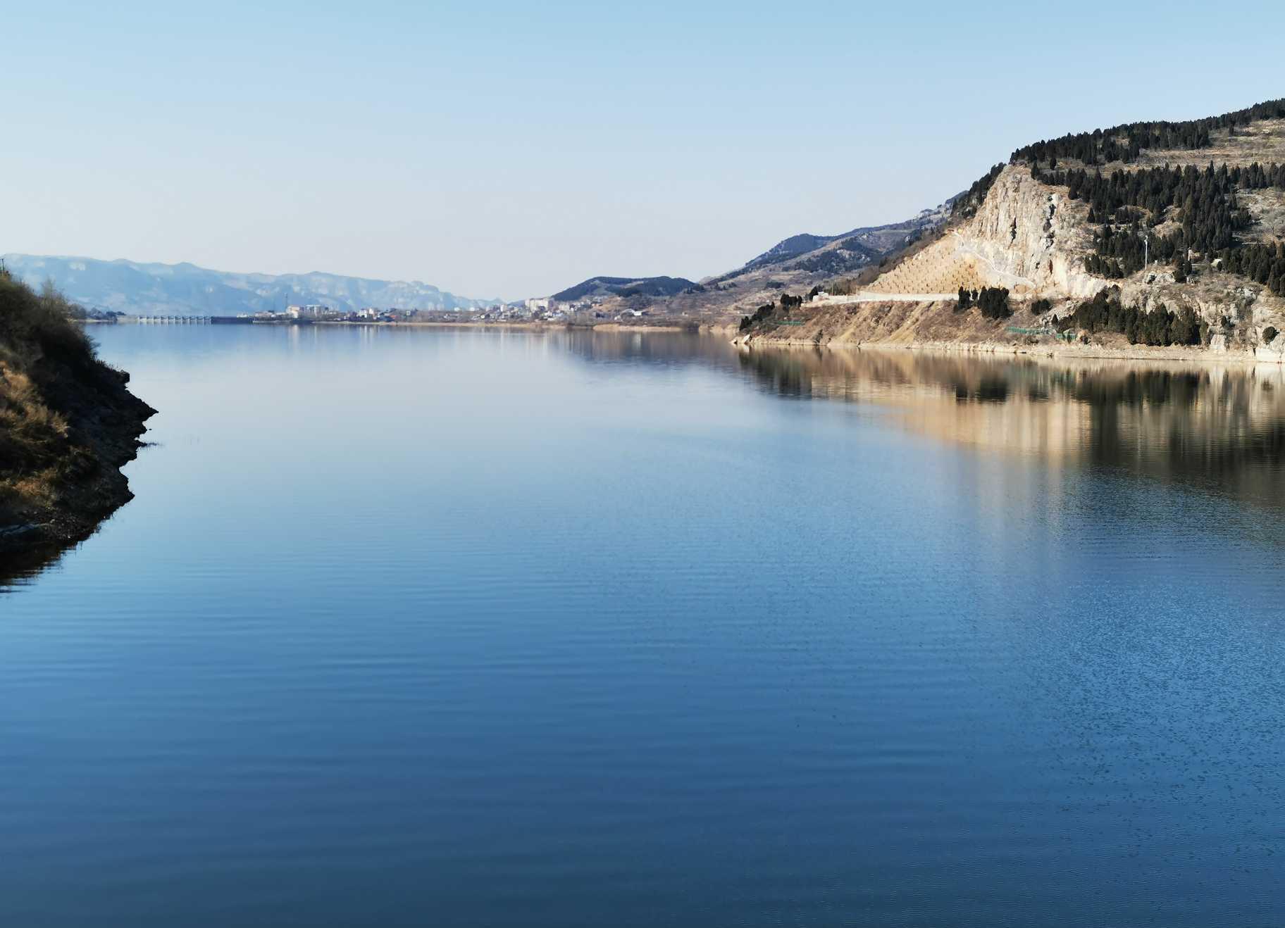 初春的锦绣川水库水天一色澄明如镜