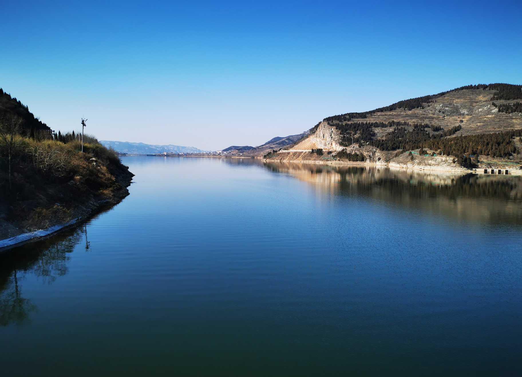 初春的锦绣川水库水天一色澄明如镜