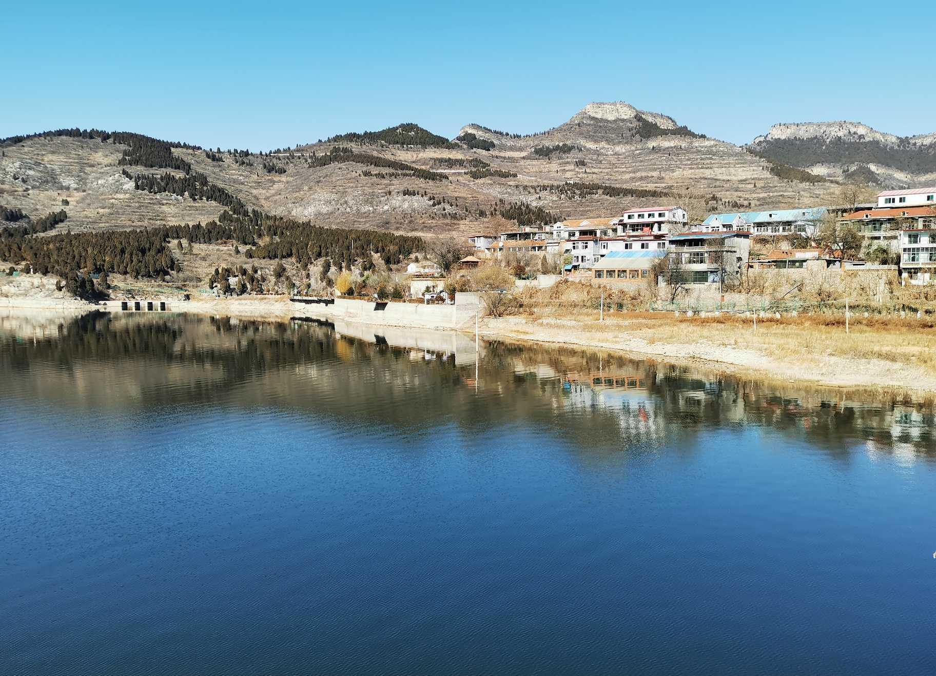 初春的锦绣川水库水天一色澄明如镜