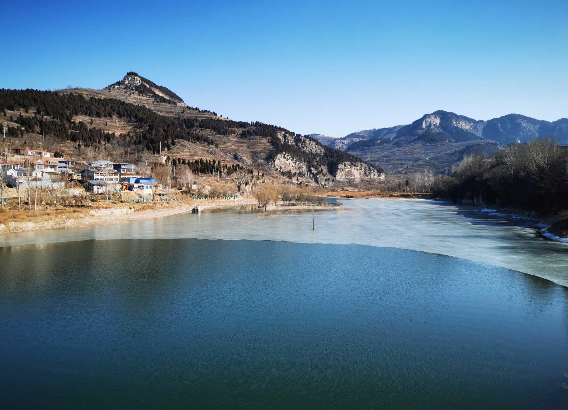 初春的锦绣川水库水天一色澄明如镜