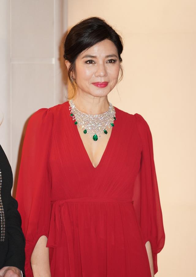 60岁钟楚红真优雅,穿红色连衣裙配绿宝石项链,美得端庄大方