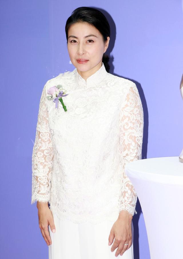 被郭晶晶惊艳了,穿中国风旗袍端庄高贵,又显东方女性魅力!