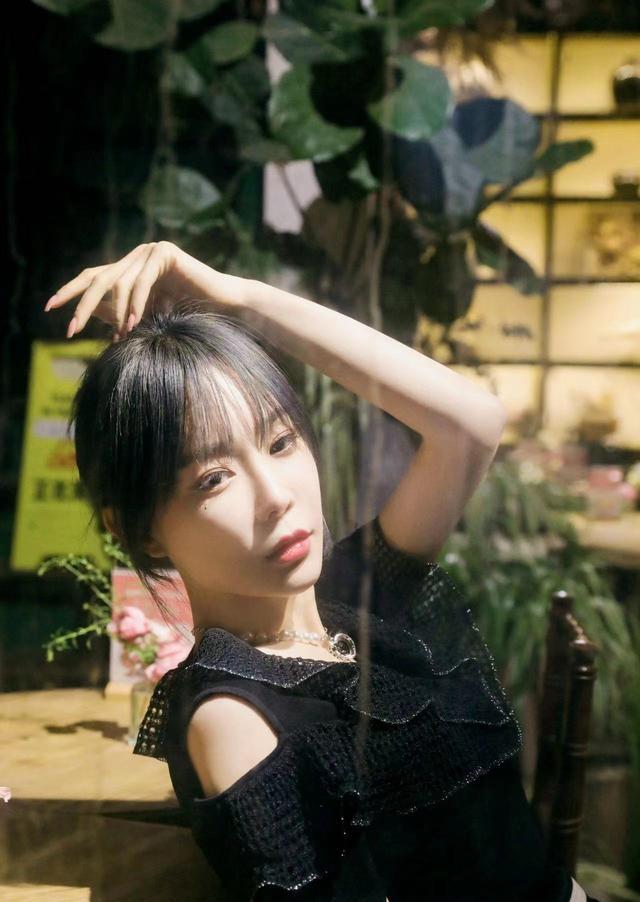 林西娅发布雨林写真 复古小黑裙尽显法式优雅