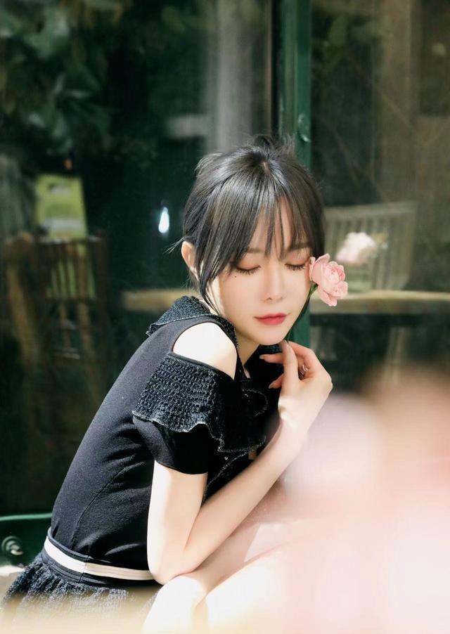 林西娅发布雨林写真复古小黑裙尽显法式优雅