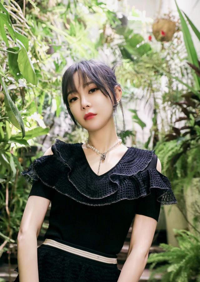 林西娅发布雨林写真复古小黑裙尽显法式优雅